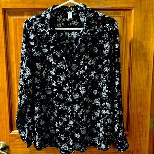 Awesome black blouse, size S but fits L. Roomy in bust and flattering on jeans